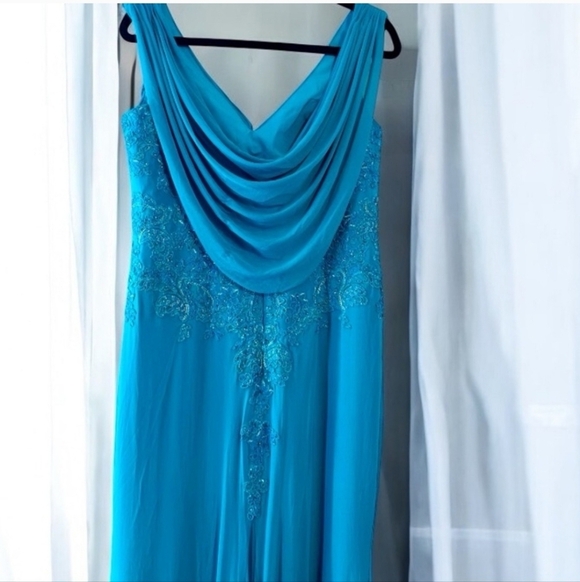 Elegant Teal Evening Gown - Picture 5 of 16